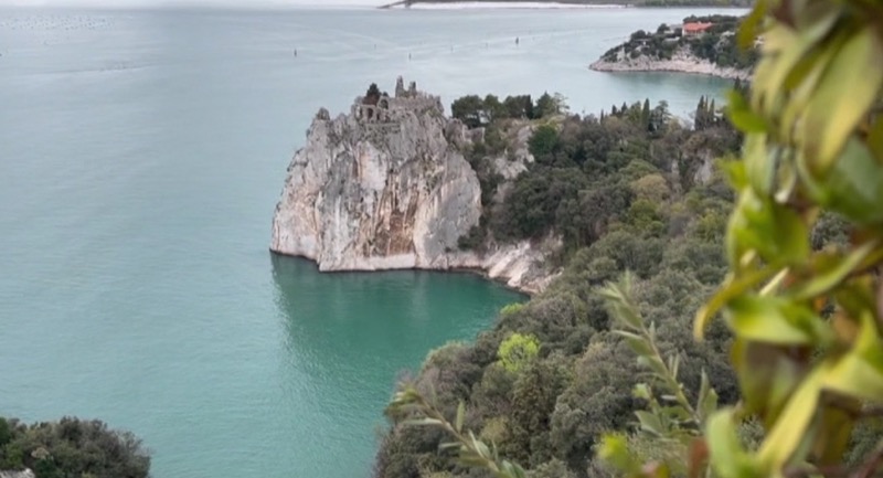 Vista dal Castello di Duino sul castel vecchio di Duino, la prima rocca costruita intorno all'XI secolo  