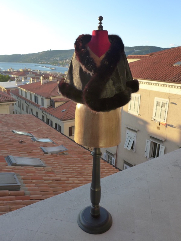 Elegante cappa da sera di breitschwanz con bordo in volpe appartenuta a L. Fini - fotografata sullo sfondo di Trieste - (coll. Giulietta Frausin, Trieste)