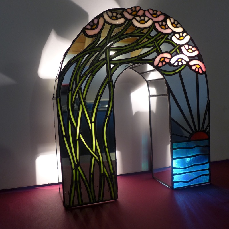 Oggetto luce anni '90 - tecnica Tiffany e specchio - cm 38x33x10
