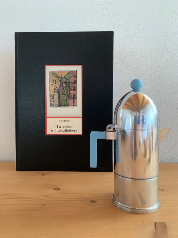 Aldo Rossi - Il libro La Conica e altre caffettiere e la caffettiera per Alessi in  alluminio lucido, 1988