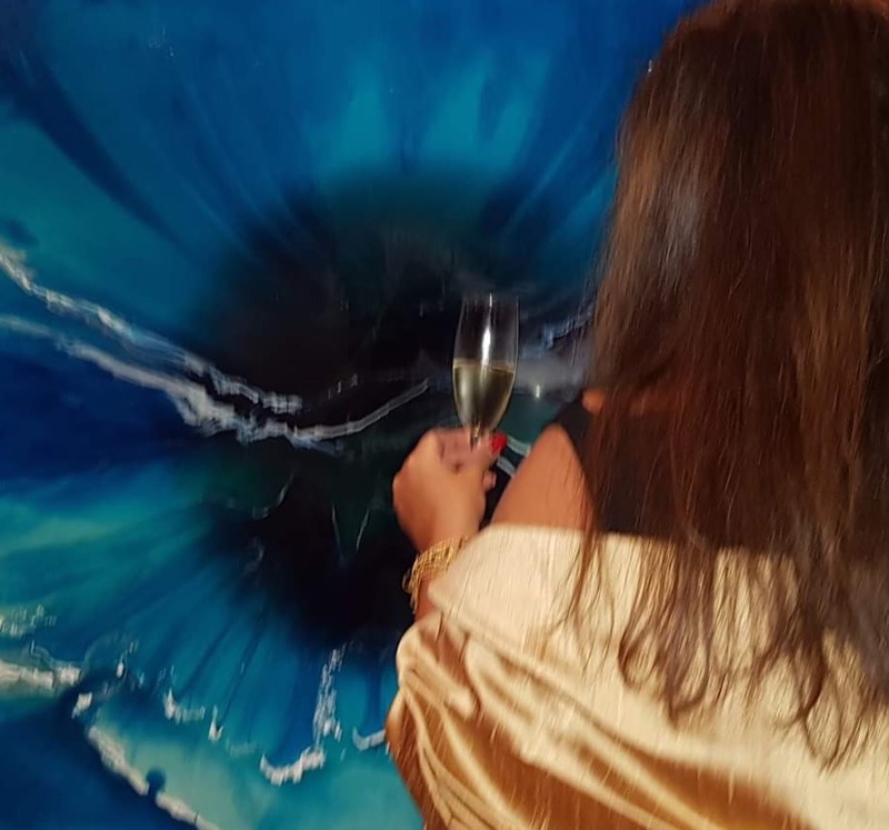 Monte Carlo 2018 - Zennaro davanti all'opera Blue Eye Hole (cm 100x100) alla Biennale Internazi_onale d'Arte